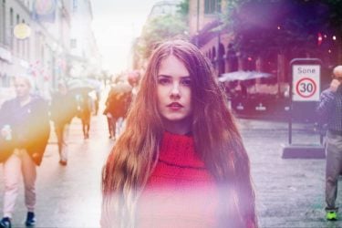 Big city life ???? #redsweater #autumnfashion #travelgram #oslocity #bnesimppl #theperfectphoto #makeupby@julija__st #photoby@