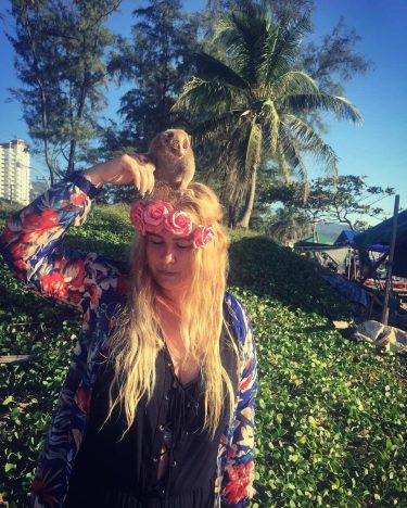 Beaching with my new buddy Plumplori #totallyinlove #plumplori #puket #travelblogger #travelrepost #thailand #thailand???????? #beach…