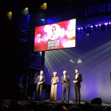 Künstler gegen Aids – Die Gala 2017 #berlin #theaterdeswestens #aidshilfe #adishilfeberlin #aidsgala #adis #fightaids…