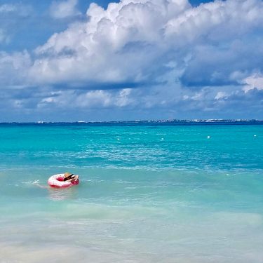 貸切beach . . #cancun #cancún #cancunbeach #beach #mexico #beachstyle #caribbeansea #instatravel #grandfiestaamericana #trip #travel…