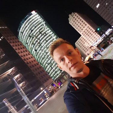 Ready for weekend #feierabend #berlin #potsdamerplatz #architecture #architecturephotography #night #culture #city #happy #enjoyyourlife #skyline…