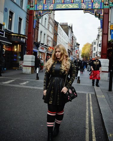 Welcome to China Town #chinatownlondon #traveler #fashion #megz #givenchyboots #coupletravel #coupletraveller #globelletravels #travelphotography #trip…