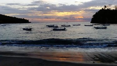 “senja” . #travel #traveller #traveling #photooftheday #travelinglady #letsgoeverywhere #backpacker #backpackers #travelgirl #traveladdict #girlswhotravel #darlingescapes…