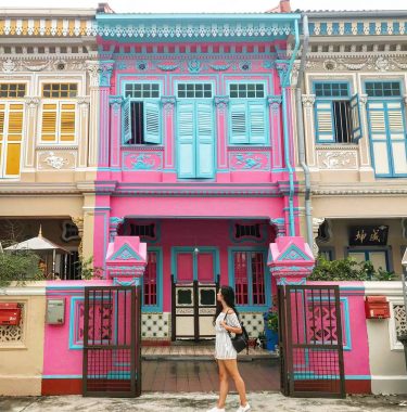 In love with this beautiful and colourful examples of historic Singaporean architecture . .…