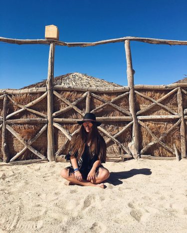 Tropical state of mind ▽ • #egypt #paradiseisland #beach #sunnyislesbeach #hat #ootd #beachwear #sand…