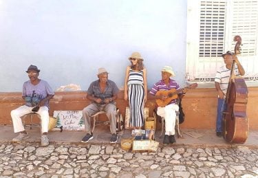 Уличные музыканты . . . #cuba #trinidad #streetlife #music #streetmusic #life #travelblogger #travel #instagood…