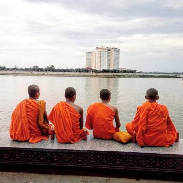 Dzis na ulicach Phnom Penh spotkaliśmy sporo bardzo młodych mnichów. Oni pili kole, jedli…