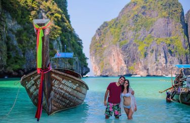 Un sueño hecho realidad ???????? #Thailand #MayaBay #PhiPhiIslands #Paradise #wonderful_places #beachesnresorts #iamtb #travelcouple #travelblogger…
