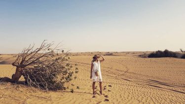 Desert mood . . . . . #dubai #dubailifestyle #desert #travel #traveler #travelblogger #girlsthatwander…