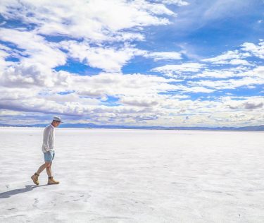 獨自上路 並不代表孤獨 #southamerica #salinasgrandes #saltlake #salt #sky #cloud #mothernature #argentina #visitargentina #visitsouthamerica #discoversouthamerica #travellife…