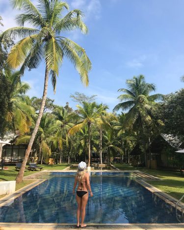 Pool day ️???????? . . . . . #srilanka #pool #palmtrees #slovakgirl #travelers #livingmydream…