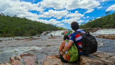 Uma paradinha pra apreciar a trilha das Cataratas dos Couros. #chapadadosveadeiros #cataratasdoscouros #trekking #river…