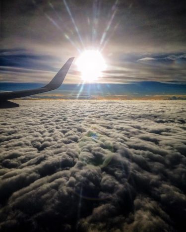 Lo mejor de volar temprano. #sunshine #airplane #aerial #cloud #clouds #fly #dawn #horizon #picoftheday…