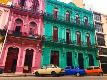 It’s #nofilter color . 日本じゃ有り得ないカラフルな街並み。人も陽気で楽しい街だったなあ。 . . #cuba #havana #city #colorado #car #vacation #vacances…