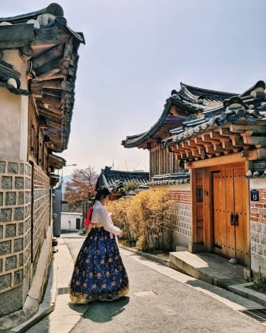 一直用我的嬪宮媽媽照洗版大家 . . #seoul #korea #bukchonhanokvillage #hanbok #traveladdict #travellover #travelholic #vsco #vscocam #vscoasia #vscotravel…
