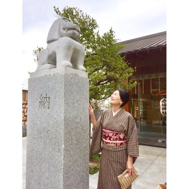 デザイナーズ神社は狛犬もオサレ （︎スワイプ） ・ ・ #赤城神社 #隈研吾 #神楽坂 #街歩き #紬の着物 は地味ね #小物なかったら仲居さんか寝巻き #母の着物箪笥から きっと #叔母のおさがり…