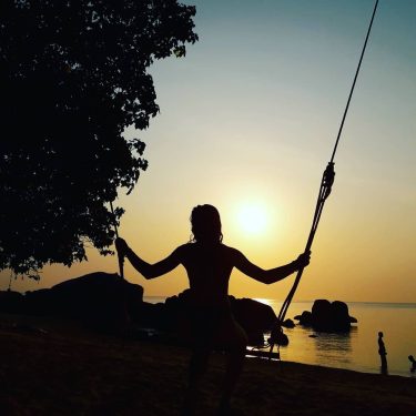 Swinging towards the sun @living_destinations @hello_worldpics @thailand_travel_tips1@beautifulworldphotography1@beautiful_world__pictures @@topthailandphoto @amazingthailand @unlimitedsunset @thailand_gram #khotao #khotaoisland #thailandtourism…