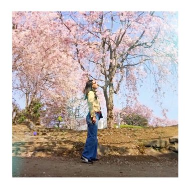 朝のおさんぽ ・ #桜さん今年もありがとう #また来年 #cherryblossoms #sakura #体調回復せず #回復どころか涙 #桜ランできなかった #でも最後にこの桜を見たかった #大好きな桜 #枝垂れ桜 #ランニング女子 #走りたいのに走れない…