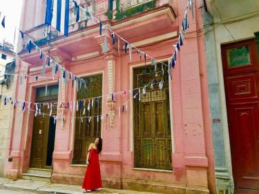 どの道を歩いても、カラフルで楽しい。 . . #cuba #havana #city #color #colorful #vacation #reddress #ootd #bnesimppl #streetstyle #streetstyle_daily…