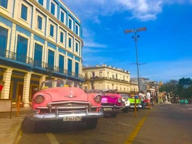 Havana,Cuba,2017 . . #cuba #havana #city #color #vacation #vacances #instatravel #travelgram #traveltheworld #bnesimppl #girls…