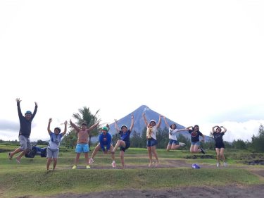 But of course, #jumpshot at #MtMayon #Bicol #inaweoftheArtist #itsmorefuninthephilippines #summer2018 #lavatrailride #challenge #bnesimppl #philippines…