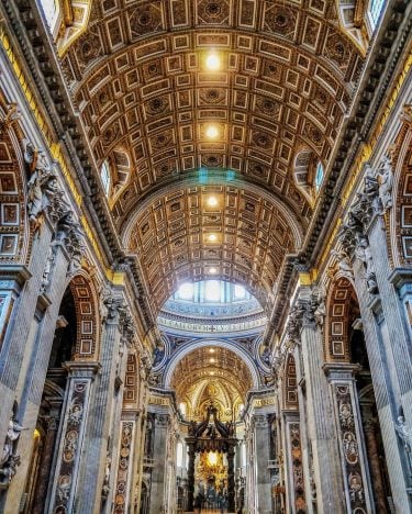 When the sheer size of the structure makes you feel The beautiful #saintpetersbasilica in…