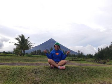 Chillin’ with the beautiful #MayonVolcano #Bicol #summer2018 #inaweoftheArtist #itsmorefuninthephilippines #adventure #bnesimppl #philippines #instatravel #instafollow…