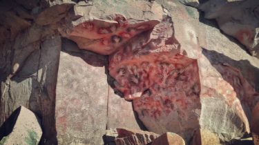 Pinturas rupestres de más de 9000 años #patagonia #argentina #unesco #patrimoniodelahumanidad #cuevadelasmanos #travelphotography #travelphotographer…