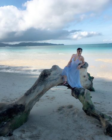 I’ll come back to you when you’re #boracay #restandhealfornow #solotravel #birthdaygirl #lakwatserangpusa #beach #philippinebeaches…