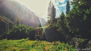 कभी खामोशी से बस देखना होता है वक्त को बस गुज़रने देना होता है…