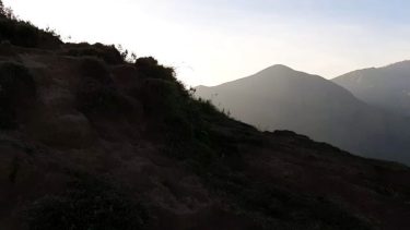 heeeyy di rumah ngapaiiin?? sini simpen dulu hapenya jgn d pake main game terus&hellip;