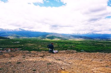 Takové výhledy já můžu. Svačina na hraně kopce a výhled na zasněžené vrcholky Sierra&hellip;
