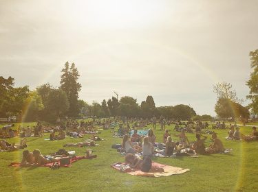 沙灘旁的比基尼，也太多人。 Bask beside the beach, let’s enjoy:) #GDworld遊世界