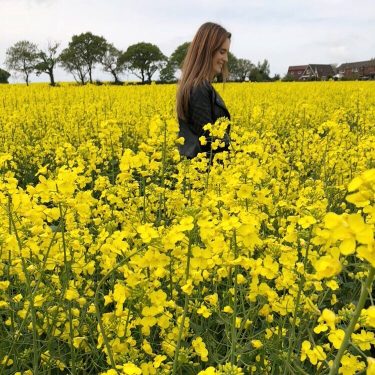 Gorgeous stroll today! ️ . . . #stroll #explore #flowerfield #flowerfields #spring #wanderlust #flowers…