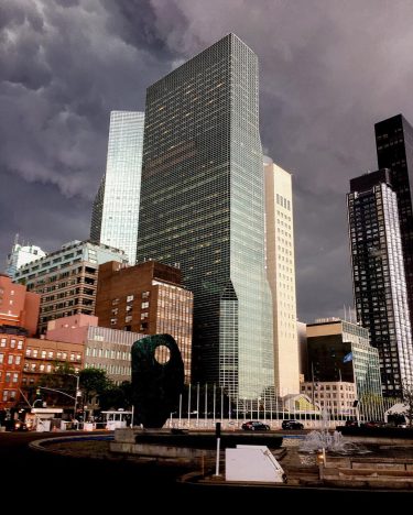 Stormy #spring #dark #nyc #nycspring #usa #travel #nomad #travelgirl #myearth #neverstopexploring #bnesimppl #unitednations #seasonal…