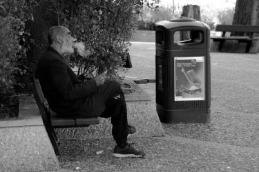 Smokers (I even caught my favorite street photographer @felixlupa on my lens) #1415mobilephotographers #bnw_lovers_shots…