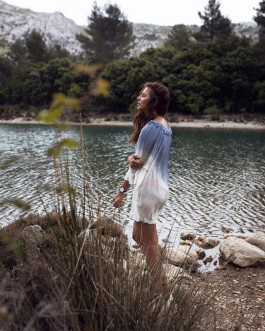 Because when you stop and look around, life is pretty . @marydo_by_maren // retouch:…