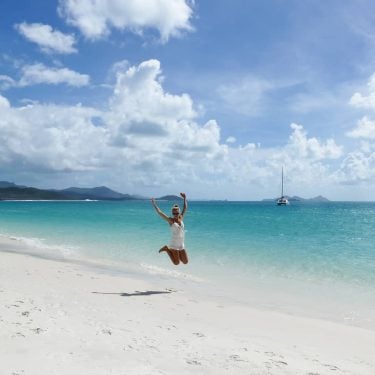Welcome to Paradise #whiteheavenbeach #whitedress #cristalclearwater #bluewater #beach #paradise #whitsundayislands #whitesand #nofilter #placetobe #free…