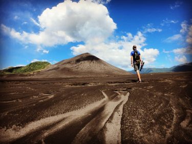 EN: Ashplain under the Mount Yasur volcano is like a moon landscape CZ: Pláň…