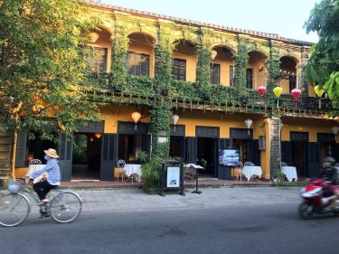 As casas amarelas são resquício da época colonial, representam força e dão charme à…