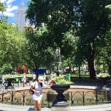 Paparazzi in New York #madisonsquare #empirestate #happyweekend #ootd #lookoftheday #longchamp #rayban #zara #bershka #stylish…