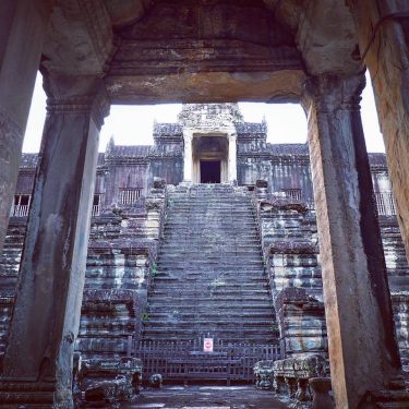 Angkor Wat #travelto #sourcedadventures #mustdotravels #travelingsnaps #theglobewanderer #livelovetheworld #travel_awesome #straythecourse #nomadnificent #vibetravel #wanderlust #backpackersanctuary…