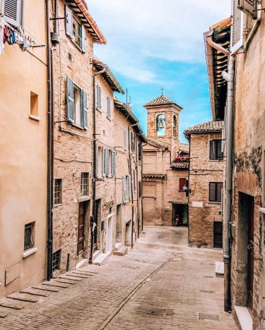 Guardare il mondo col naso all’insù ️ . Sentirsi anche turisti nella città che…