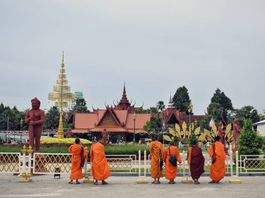 Lads on Tour #Cambodia #phnompenh #buddhism #캄보디아 #풍경 #nikon