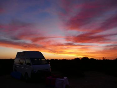 Breathtaking sunset #nullarborplain #inthemiddleofnowhere #roadtrip #sunset #nofilter #campervan #camperlife #australianbush #goodnight #sleepingunderstars #stars #redclouds…