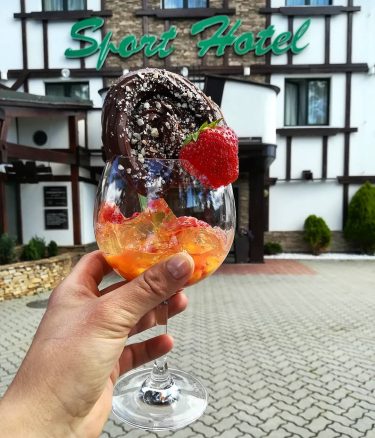 Príďte si spríjemniť nedeľné poobedie takýmto skvelým dezertom???? . . #hotelsport #hotel #donovaly #uzasnejedlo…