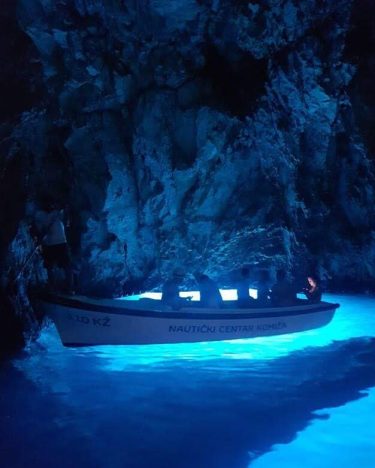 Blue cave! #lugaresincriveis #nofilter #croatia #hvar #croatia_photography #visitcroatia #picofday #bluecave #eurotrip #ferias2018 #viajandoporai #photography…