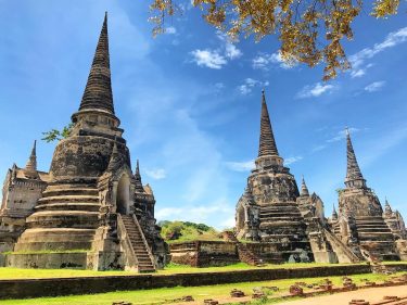 . . . . #temple #ayutthaya #bkk #thailand #asia #architecture #nature #naturelovers #aov…