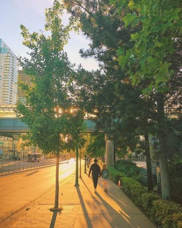 回家的路總是溫暖且洋溢著幸福，家，永遠是最寬容最真摯的歸宿。 Wander in the sunset, keep going to the happiness. #GDworld遊世界