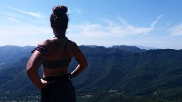 AUTOBIOGRAFÍA EN CINCO ACTOS. . 1◀ Bajo por la calle. Hay un hoyo…